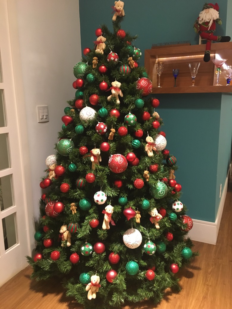 Árvore de natal decorada em casa