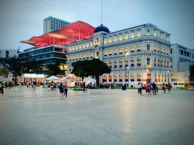 Praça Mauá e ao fundo Museu de Arte do Rio